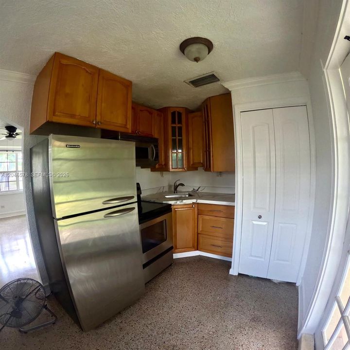 For Rent: $2,700 (3 beds, 2 baths, 850 Square Feet)
