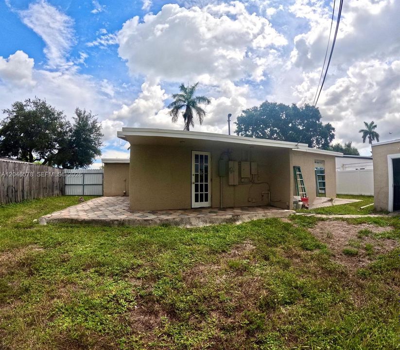 For Rent: $2,700 (3 beds, 2 baths, 850 Square Feet)