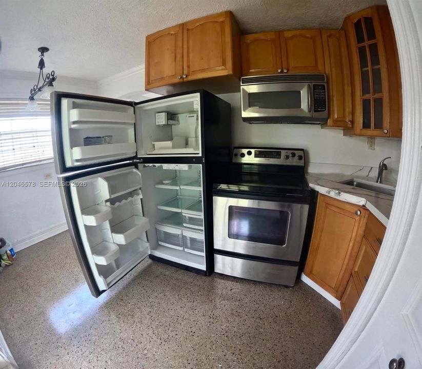For Rent: $2,700 (3 beds, 2 baths, 850 Square Feet)