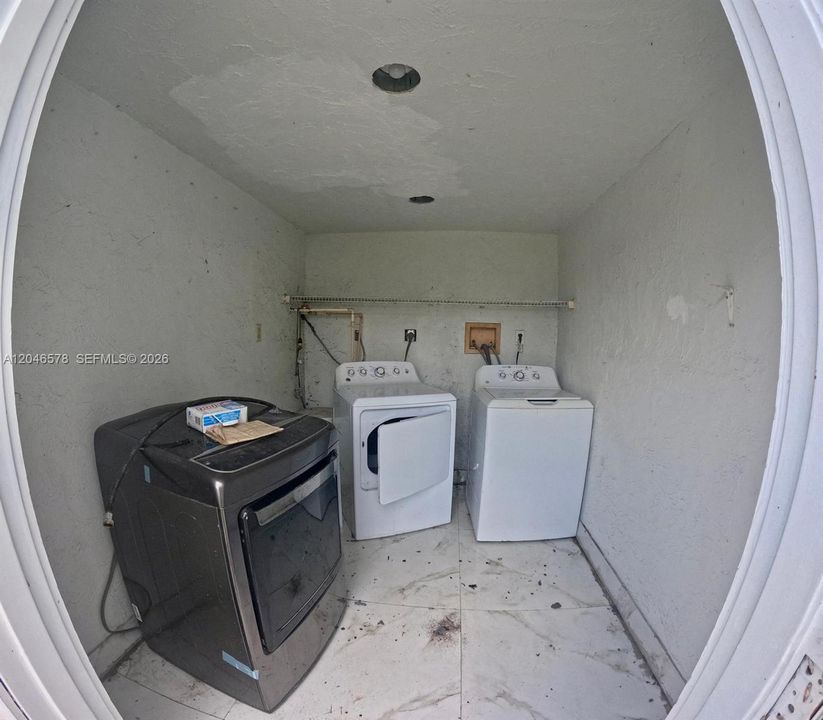 For Rent: $2,700 (3 beds, 2 baths, 850 Square Feet)