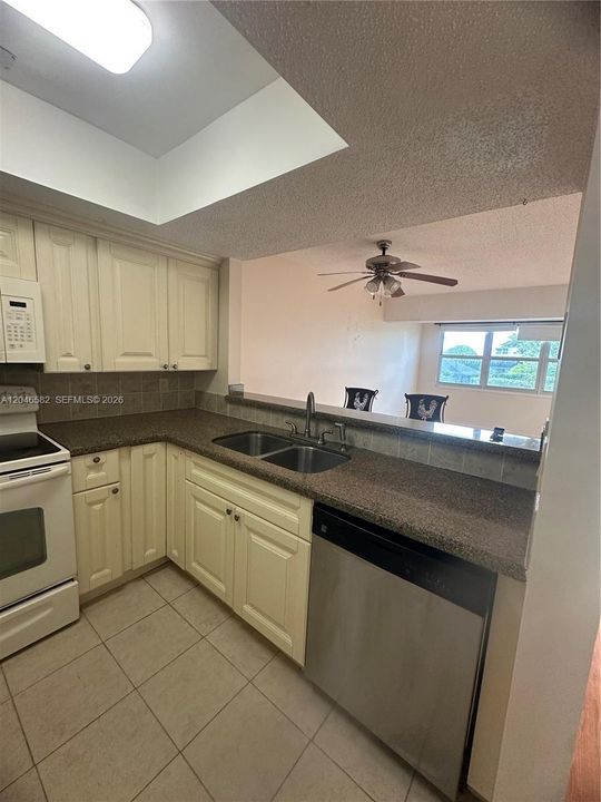 For Rent: $2,450 (2 beds, 2 baths, 1336 Square Feet)