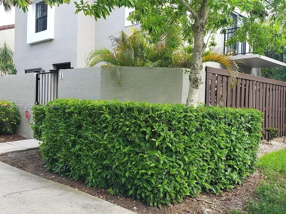 For Sale: $400,000 (2 beds, 2 baths, 1289 Square Feet)