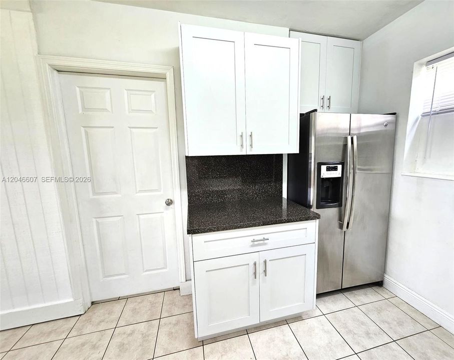 На продажу: $399,000 (2 спален, 1 ванн, 824 Квадратных фут)