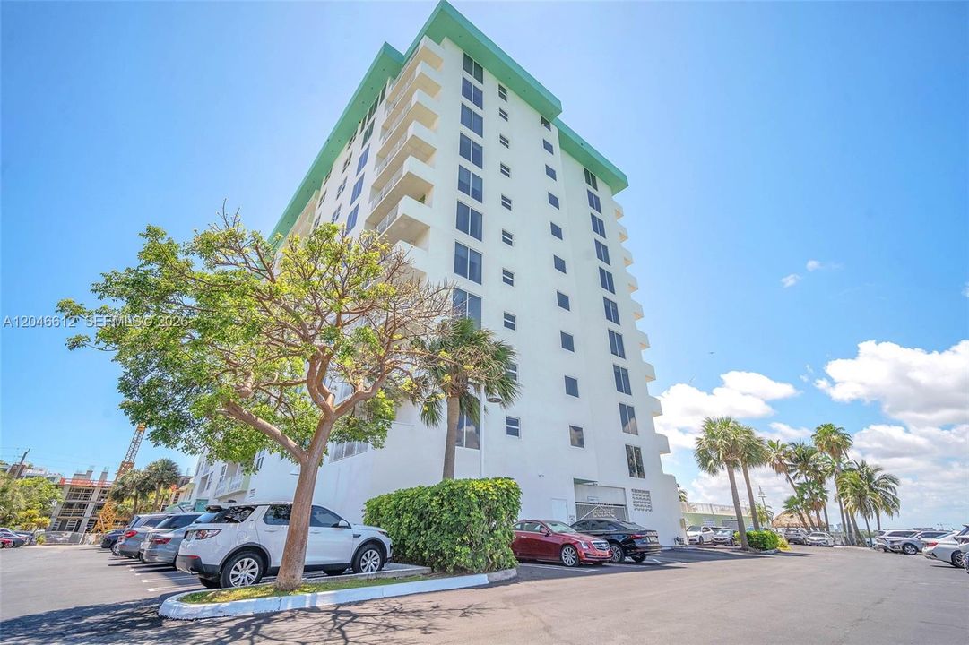 For Sale: $405,000 (1 beds, 1 baths, 950 Square Feet)