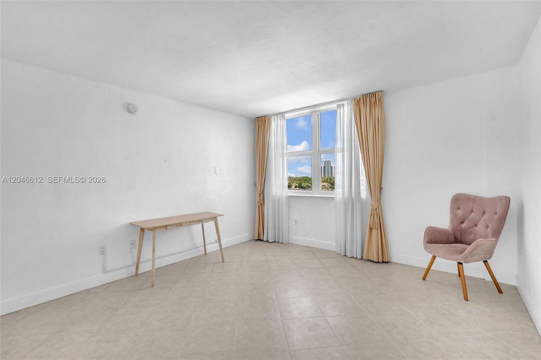 For Sale: $405,000 (1 beds, 1 baths, 950 Square Feet)