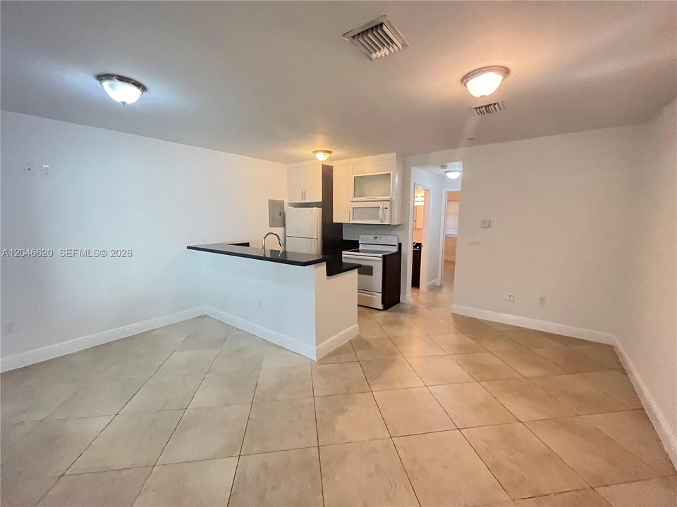 KITCHEN/DINNING ROOM