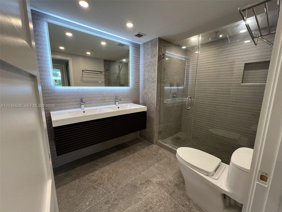 For Rent: $4,950 (1 beds, 1 baths, 760 Square Feet)