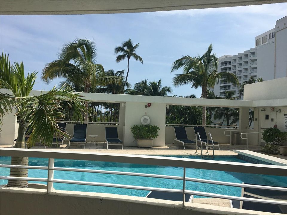 For Rent: $4,950 (1 beds, 1 baths, 760 Square Feet)