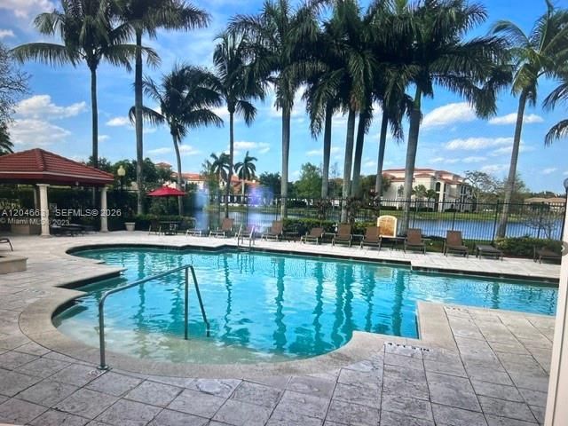 For Rent: $2,200 (2 beds, 2 baths, 1060 Square Feet)