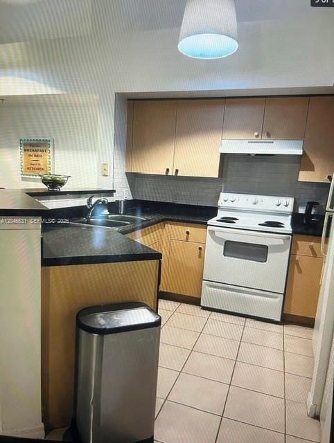 For Rent: $2,200 (2 beds, 2 baths, 1060 Square Feet)