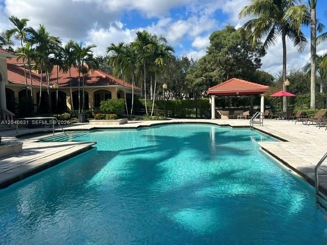 For Rent: $2,200 (2 beds, 2 baths, 1060 Square Feet)