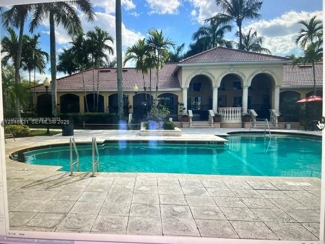 For Rent: $2,200 (2 beds, 2 baths, 1060 Square Feet)
