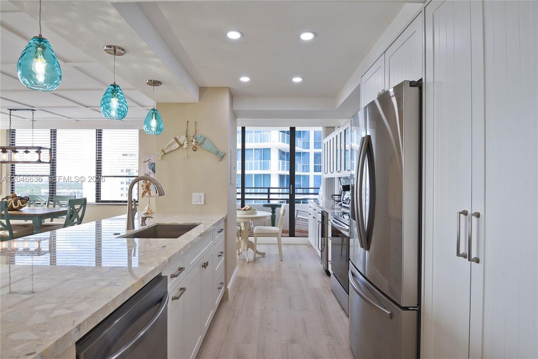 В аренду: $4,500 (2 спален, 2 ванн, 1370 Квадратных фут)