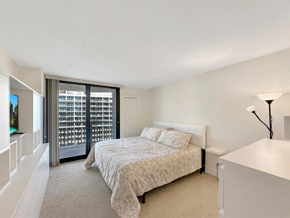Bedroom w/ King Bed