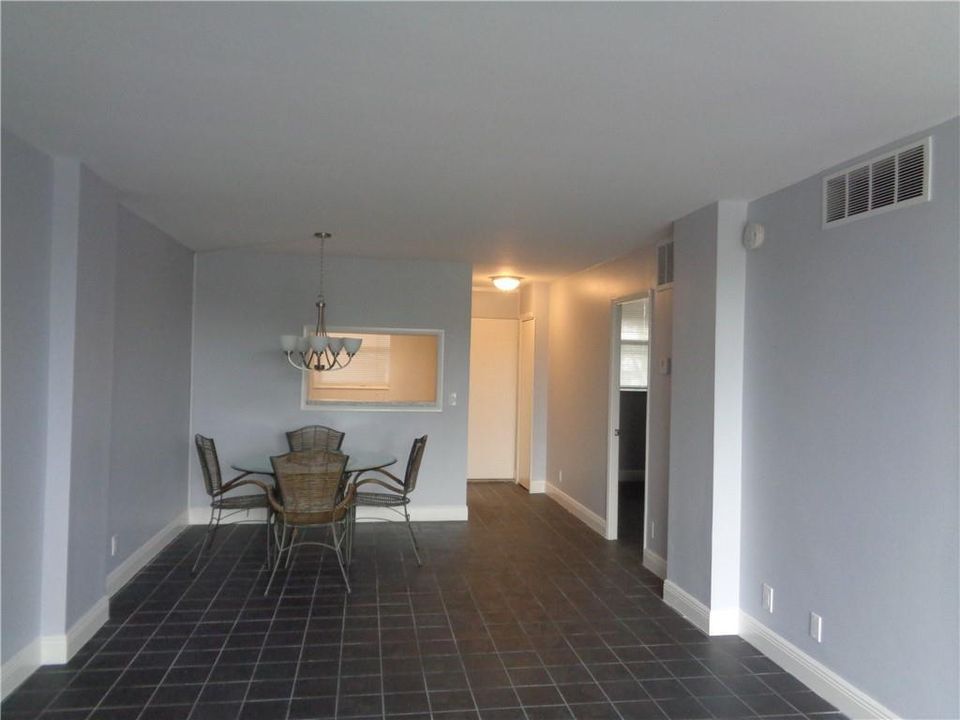 LIVING/DINING ROOM