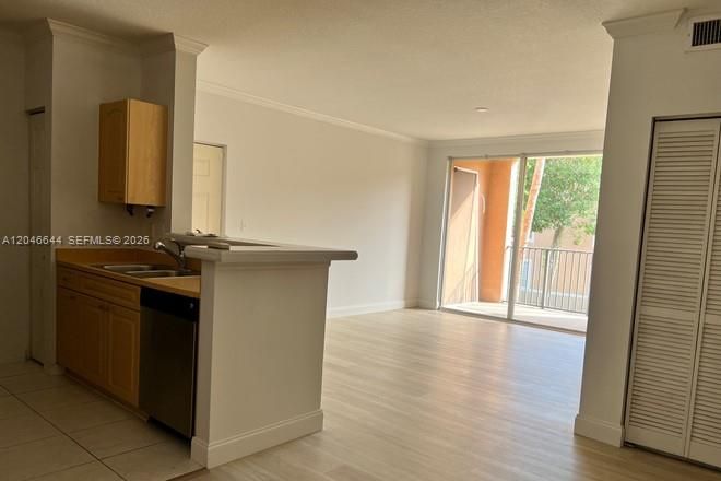 For Rent: $2,200 (1 beds, 1 baths, 711 Square Feet)