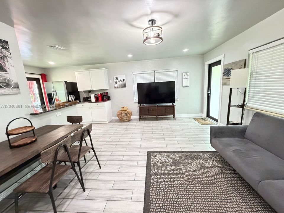 В аренду: $3,000 (2 спален, 1 ванн, 768 Квадратных фут)