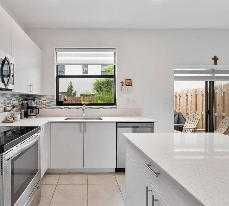 En Venta: $355,000 (3 camas, 3 baños, 1328 Pies cuadrados)