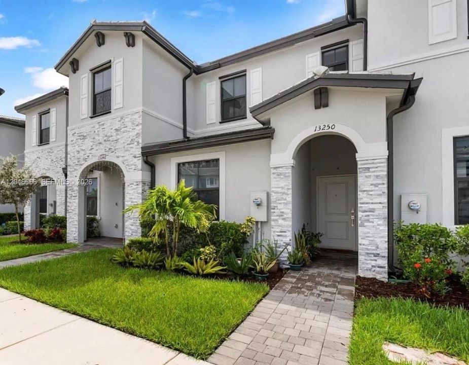 En Venta: $355,000 (3 camas, 3 baños, 1328 Pies cuadrados)
