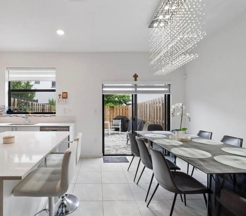 En Venta: $355,000 (3 camas, 3 baños, 1328 Pies cuadrados)