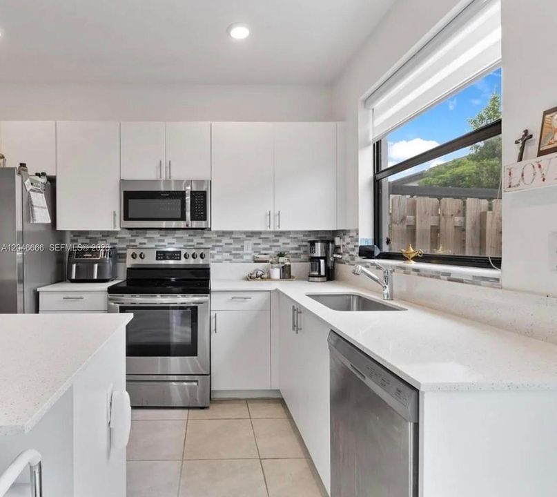 En Venta: $355,000 (3 camas, 3 baños, 1328 Pies cuadrados)