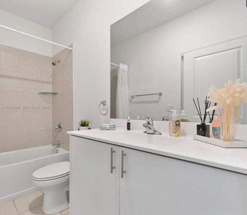 En Venta: $355,000 (3 camas, 3 baños, 1328 Pies cuadrados)