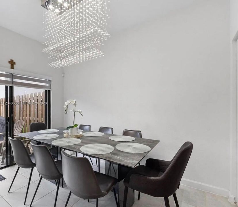 En Venta: $355,000 (3 camas, 3 baños, 1328 Pies cuadrados)