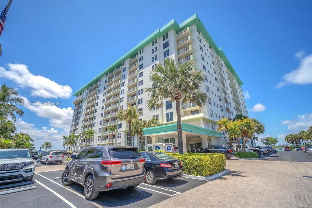 For Rent: $3,250 (1 beds, 1 baths, 950 Square Feet)