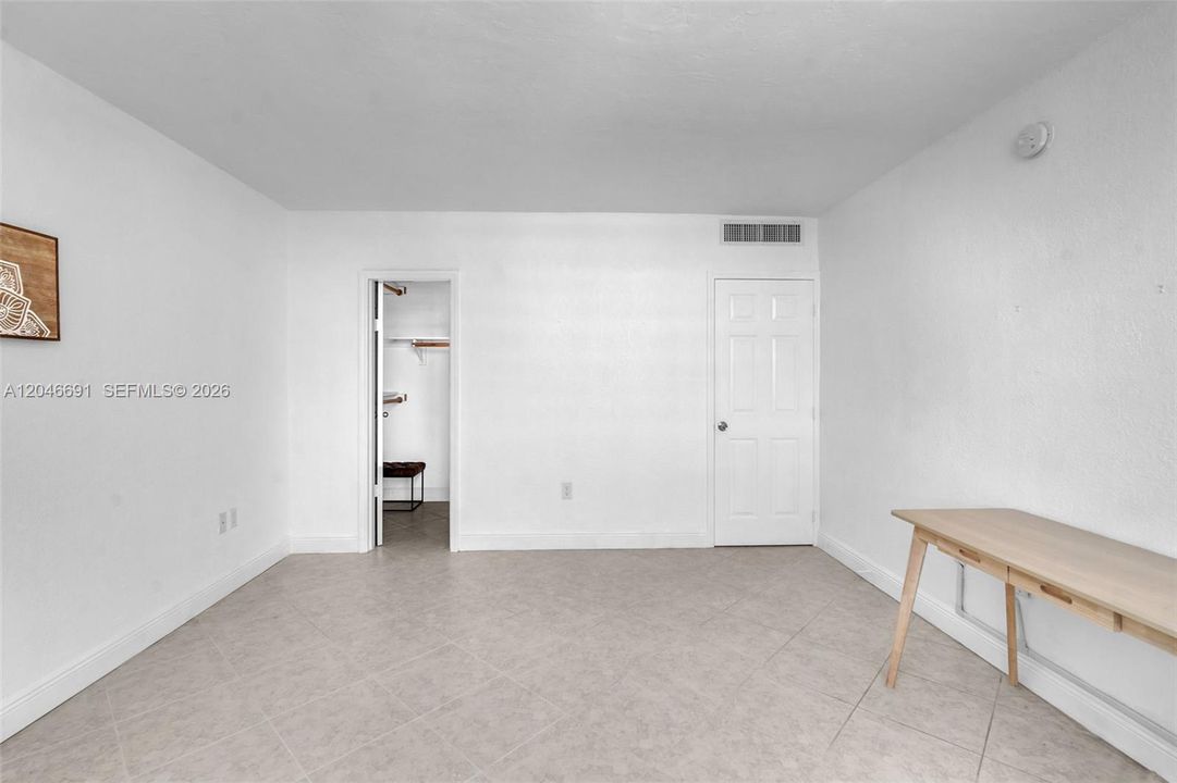 For Rent: $3,250 (1 beds, 1 baths, 950 Square Feet)