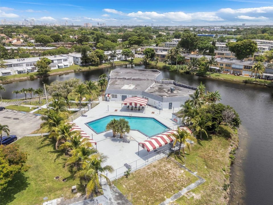 For Sale: $180,000 (2 beds, 2 baths, 902 Square Feet)