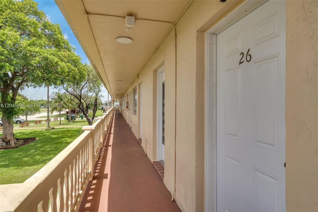 For Sale: $180,000 (2 beds, 2 baths, 902 Square Feet)