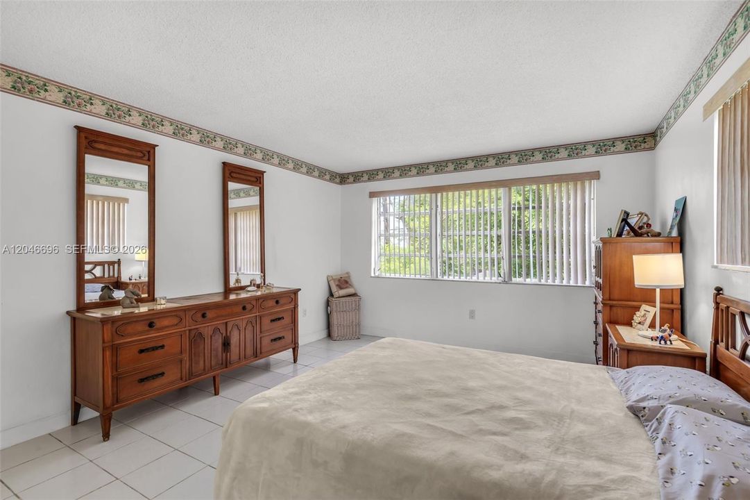 For Sale: $180,000 (2 beds, 2 baths, 902 Square Feet)