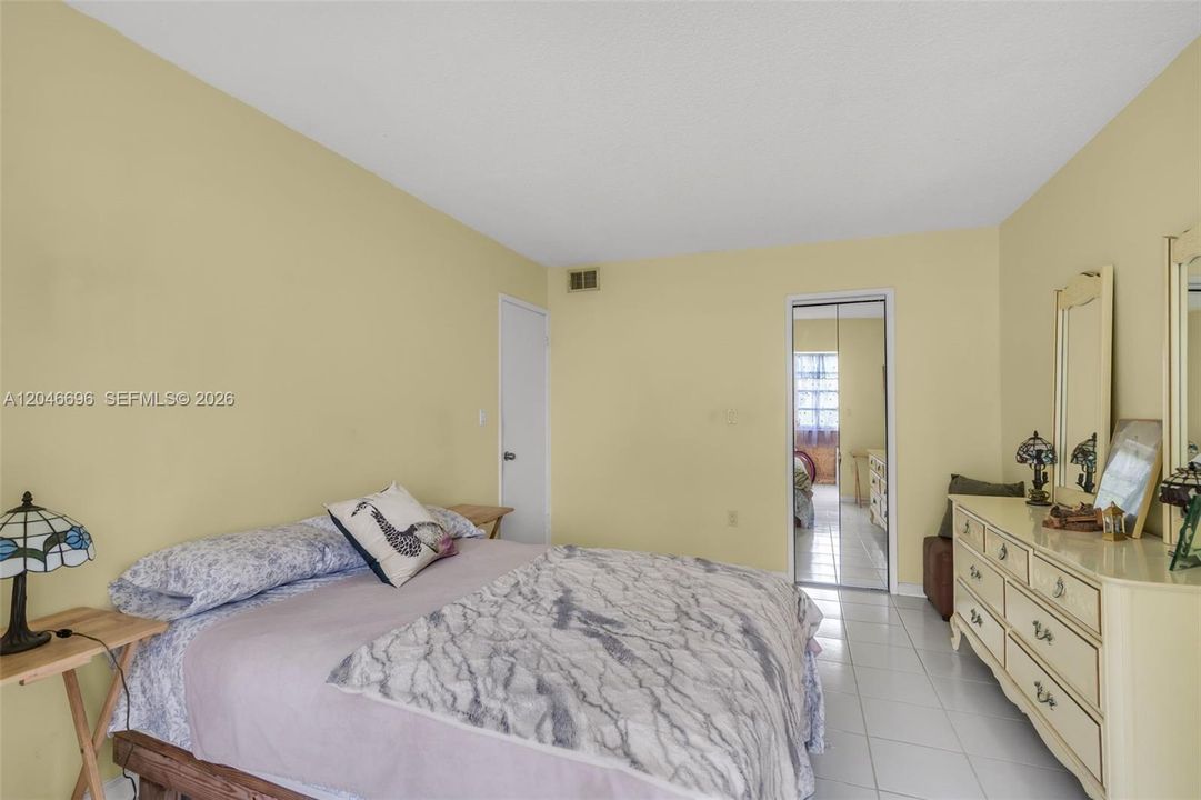 For Sale: $180,000 (2 beds, 2 baths, 902 Square Feet)