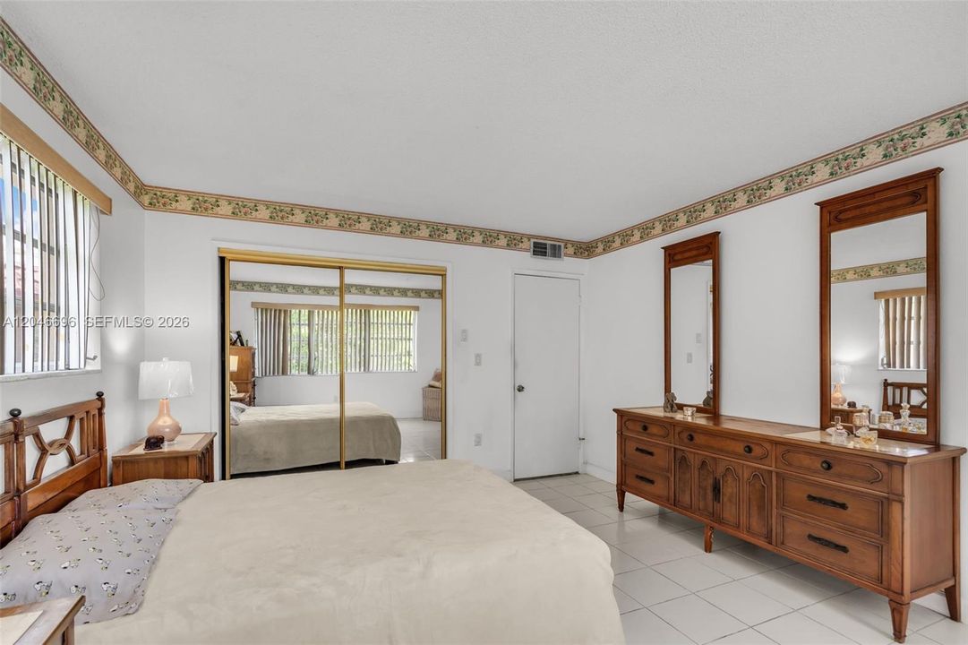For Sale: $180,000 (2 beds, 2 baths, 902 Square Feet)