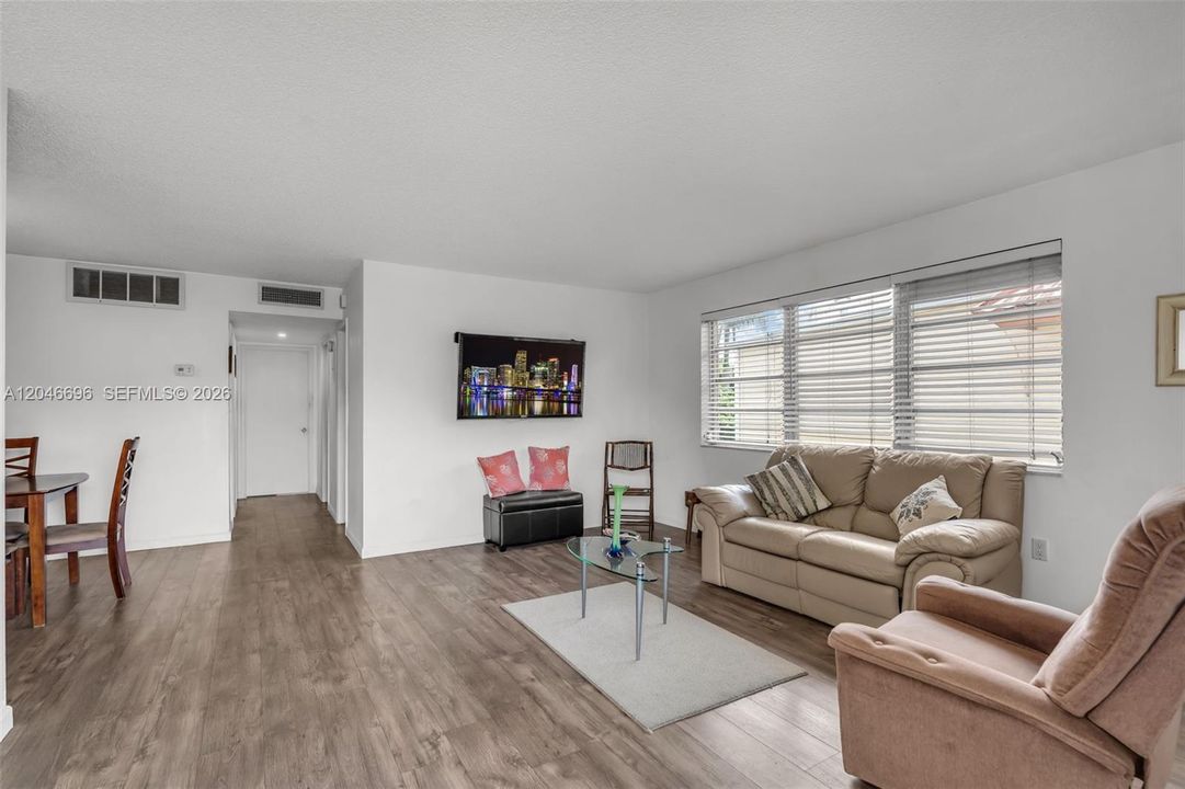 For Sale: $180,000 (2 beds, 2 baths, 902 Square Feet)