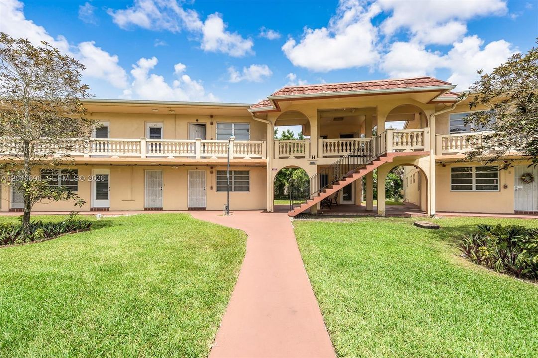 For Sale: $180,000 (2 beds, 2 baths, 902 Square Feet)