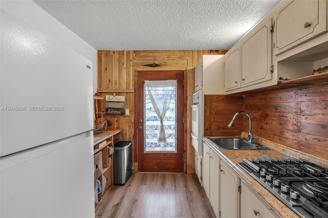 For Sale: $180,000 (2 beds, 2 baths, 902 Square Feet)
