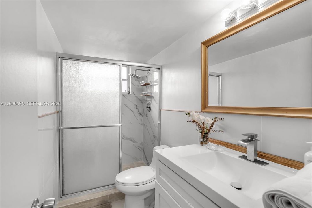 For Sale: $180,000 (2 beds, 2 baths, 902 Square Feet)