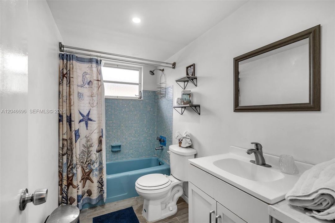For Sale: $180,000 (2 beds, 2 baths, 902 Square Feet)