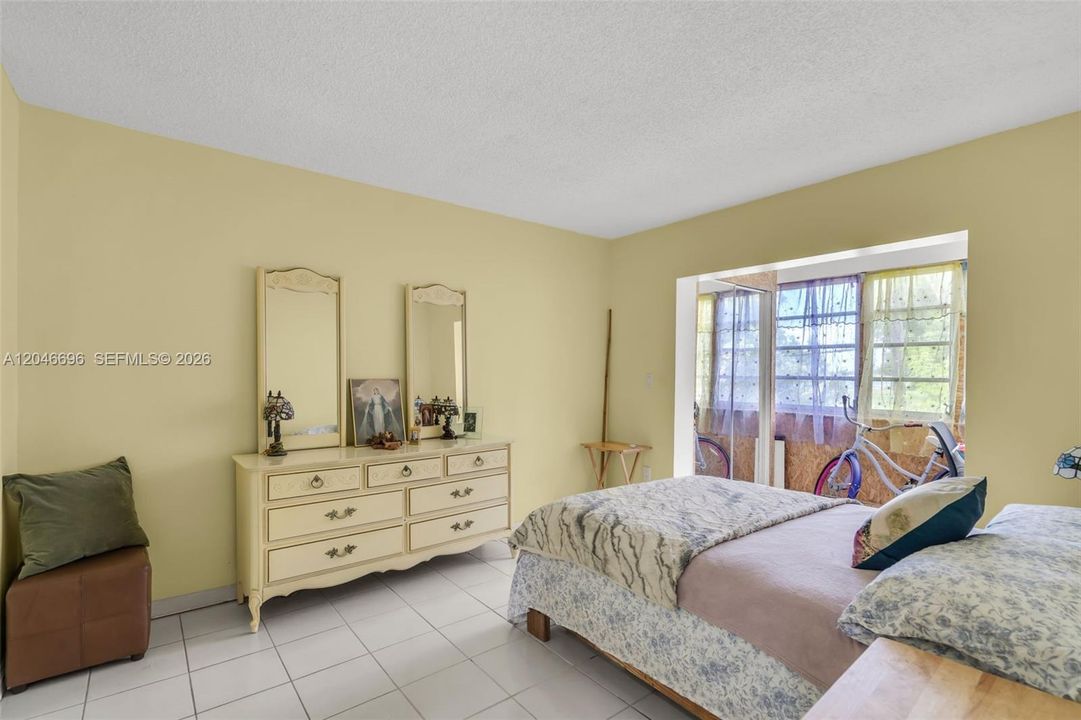 For Sale: $180,000 (2 beds, 2 baths, 902 Square Feet)