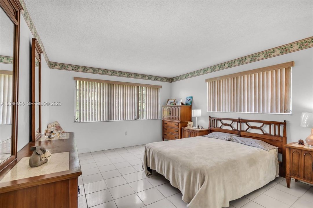 For Sale: $180,000 (2 beds, 2 baths, 902 Square Feet)