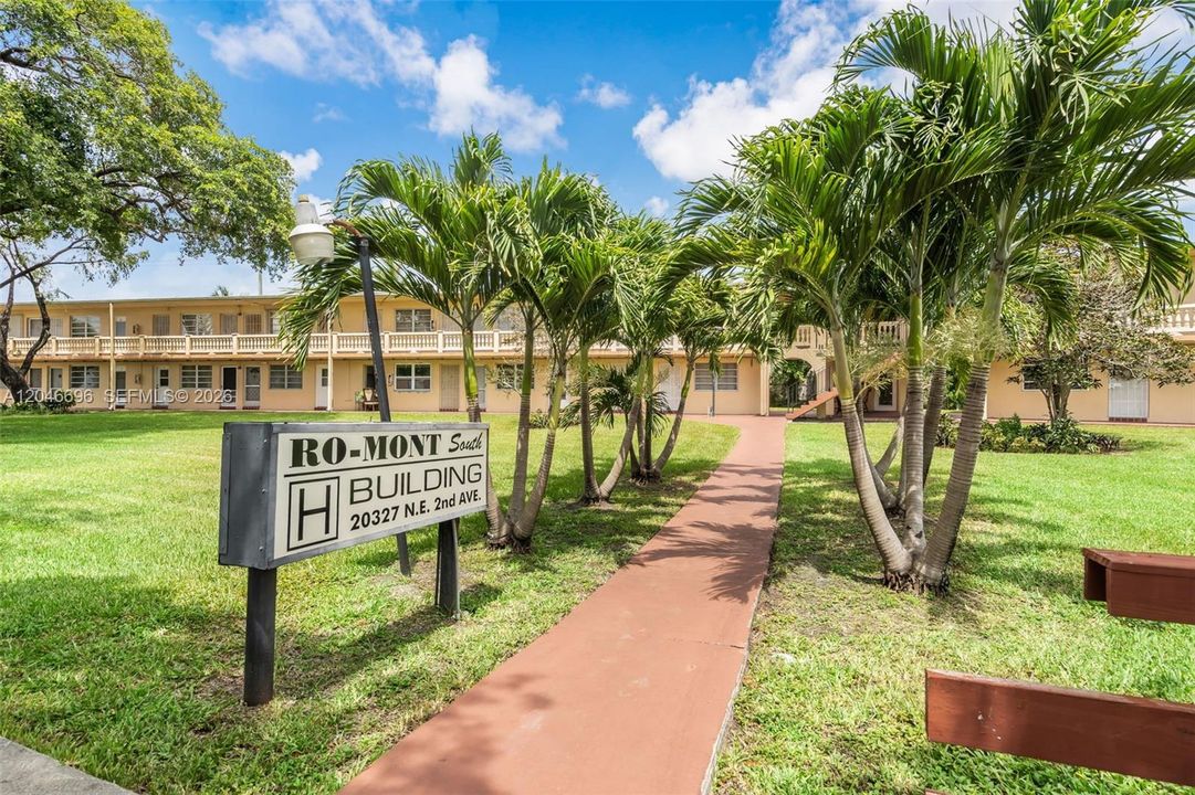 For Sale: $180,000 (2 beds, 2 baths, 902 Square Feet)