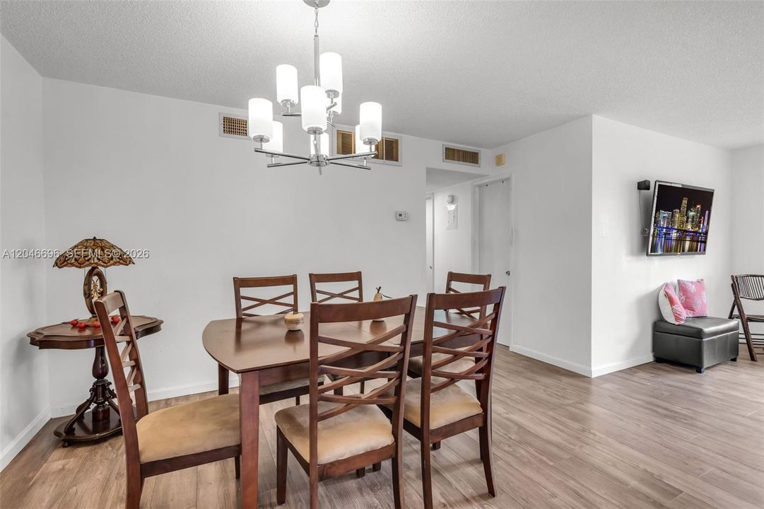 For Sale: $180,000 (2 beds, 2 baths, 902 Square Feet)