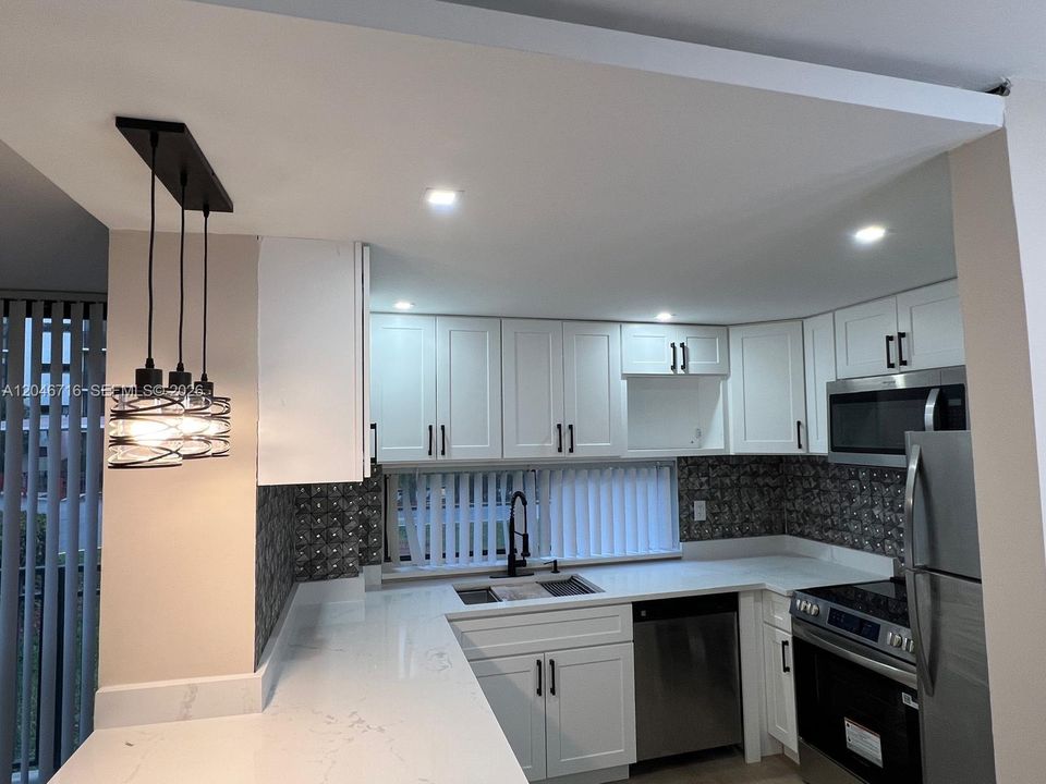 For Sale: $395,000 (2 beds, 2 baths, 988 Square Feet)