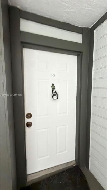 For Rent: $2,400 (2 beds, 2 baths, 917 Square Feet)