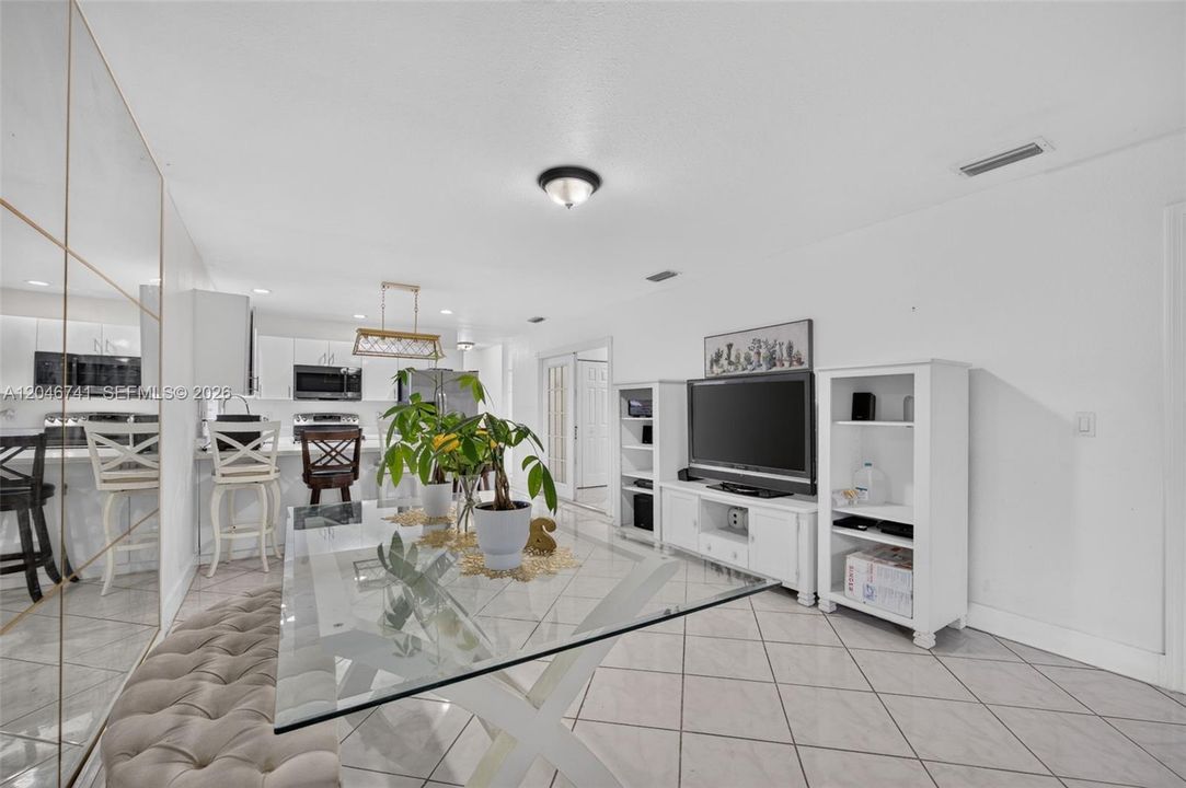 En Venta: $360,000 (4 camas, 2 baños, 1116 Pies cuadrados)