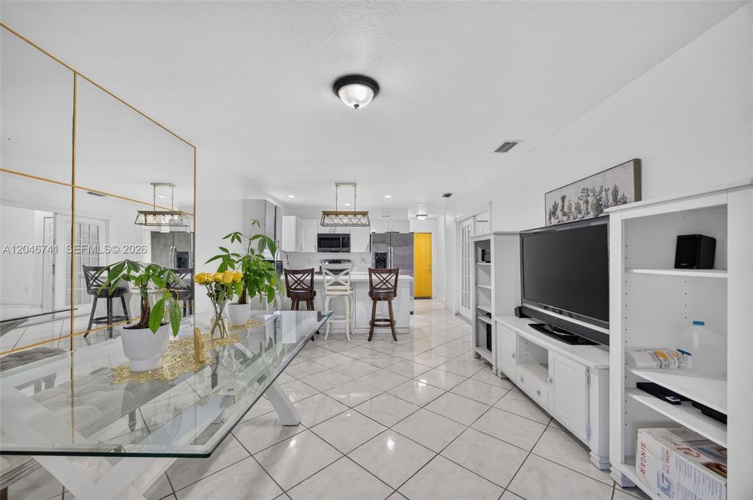 En Venta: $360,000 (4 camas, 2 baños, 1116 Pies cuadrados)