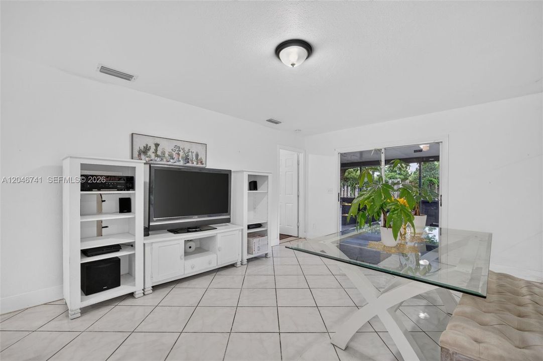 En Venta: $360,000 (4 camas, 2 baños, 1116 Pies cuadrados)