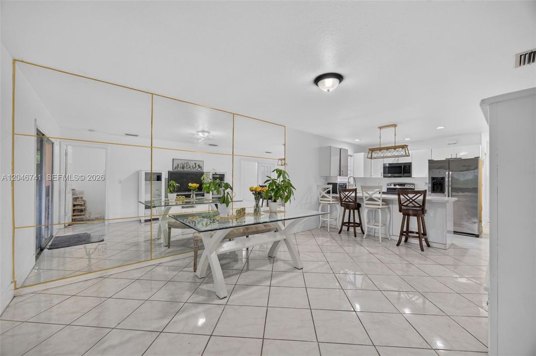 En Venta: $360,000 (4 camas, 2 baños, 1116 Pies cuadrados)