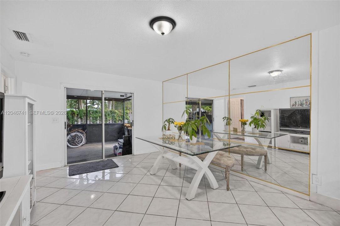 En Venta: $360,000 (4 camas, 2 baños, 1116 Pies cuadrados)